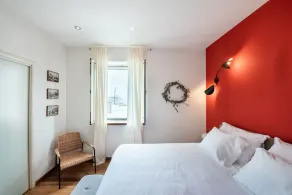 Sunny & Stylish Seafront Apartment overlooking the Ocean, Old Town and Marina - Image 5
