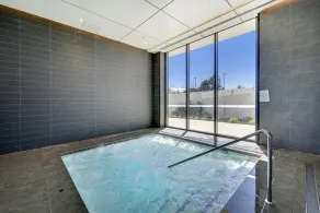 Modern 1-Bed Apartment With Parking, Pool and Gym - Image 2