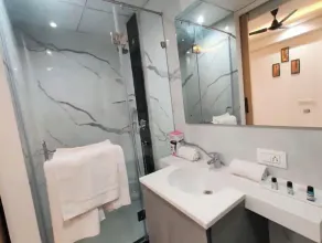 Luxury Studio Apartment with rooftop infinity pool - Image 3