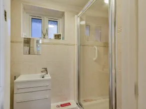 1 bedroom accommodation in Torquay - Image 2