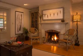 En charmerende bondegård fra 1820, ideelt beliggende fire miles fra Woodstock Green langs den naturskønne Ottauquechee-flod. Med let adgang til skiområderne Killington og Okemo kan gæsterne nyde det bedste af Vermonts charmerende landsbyer sammen med s... - Image 2