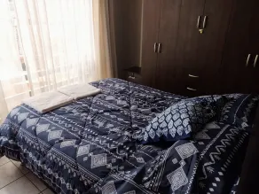 Spacious well-lit apartment with hydromassage - Image 4