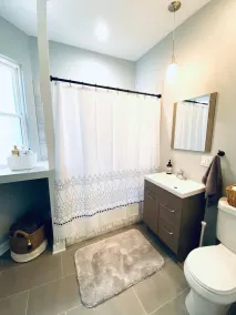 Lovely 3-bedroom Condo With Free Parking King Bed - Image 3