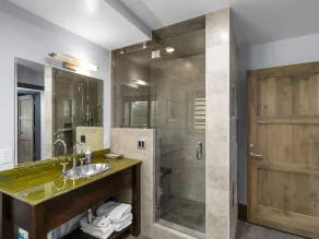 \"SNOWFUN WINE CHALET\" - Premium Ski, Entertain, Game Room, Parking, Old Town - Image 2