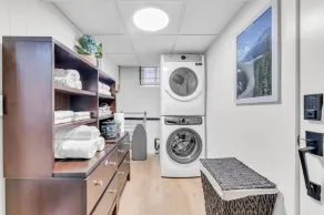 Bright 2-Bedroom Apartment - Image 4