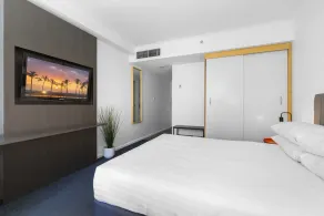 Bright Studio with Pool Access in Parramatta - Image 4