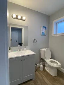 Modern 2br with W/D in unit, Parking, central air - Image 5