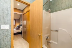 The Bogey at Oak Glen | Walk to Eagle Ridge Golf | 2 King Ensuites | Fireplace - Image 5