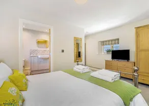 1 bedroom accommodation in Boston - Image 4