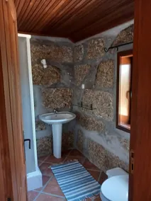 Casa vacanze 'Casa De Andrães - Glicíneas' con vista sulle montagne, Wi-Fi e aria condizionata - Image 3