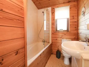 SEASCAPE RETREAT, pet friendly, with hot tub in Ilfracombe - Image 3