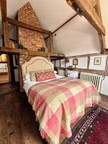 Charming 15th century cottage in elegant and historic Hingham - Image 5