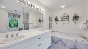 Contemporary Southampton Village Home Walking Distance to Town, Pool,... - Image 3