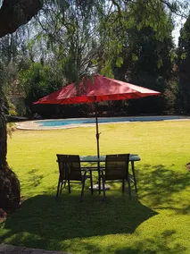 Spacious accommodation with beautiful garden - Image 3