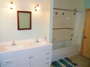 Fern Hill: Breathtaking Mountain Views and Outstanding Amenities - Image 3