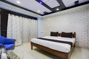 Deluxe Hotel Home Town - Image 4