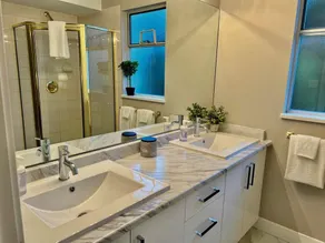 Peaceful Large Modern Home 3 BRD 2 Bath + Kitchen - Image 2