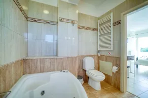 3 Bed & 3 bath Modern Villa - Sauna, Jacuzzi,pool, Wi-fi & wheel chair friendly - Image 3