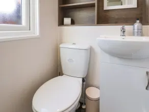 HONEYSUCKLE LODGE, pet friendly, luxury holiday cottage in Staithes - Image 3