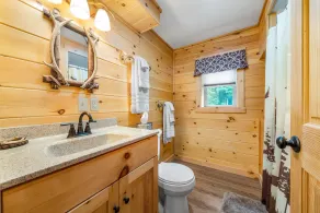 Log Haven: Privat 3 soveværelse bjælkehytte, 6 sovepladser, AC, medie værelse, kæledyr velkomne! - Image 4