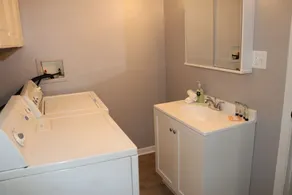 No Stairs Rustic Farmhouse APT King Beds/Fast WIFI - Image 4