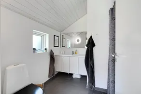 Holiday home within walking distance to the water - Image 2