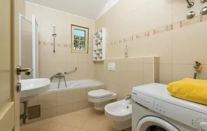 Villa Hacienda med trevlig trädgård och pool, nära Porec - Image 2