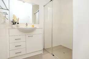 Gallery 7 Luxury Victor Harbor Apartment Town Centre Sea Views Wi-Fi & Linen Included - Image 4