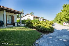 Detached chalet-style house with private garden and terrace near the lake - Image 1