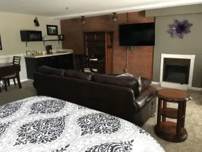 Double Queen Guestroom - Image 5