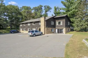 Pelican Lakes Motel - Image 5