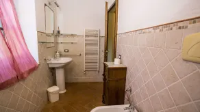 TYPISCHES BAUERNHAUS MIT GEMEINSCHAFTSPOOL 12X6M IM CHIANTI GEBIET   FLORENZ.. - Image 4
