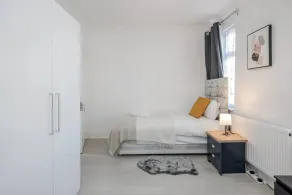 Stunning Top 2 Bed Flat Tilbury Central Location - Image 5