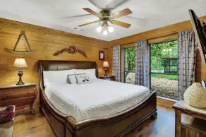 8 acres of fun & relaxation in a beautiful Rock Cottage with a pool and hot tub - Image 4