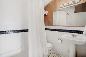 Fun and Chic Southampton Waterfront Cottage - Image 3