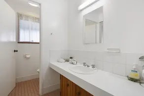 Pet friendly property with water views - Image 4