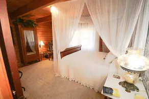 Cora's Main Log Cabin - Image 4