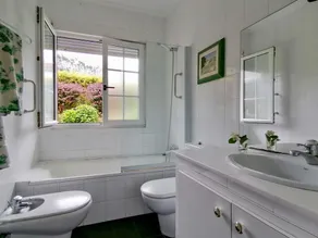 Beautiful, private villa with expansive garden close to beaches. - Image 5