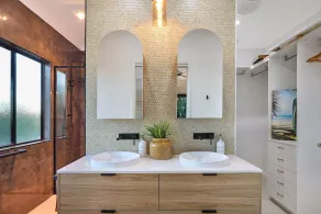 Luxury Home in Alexandra Headland Walk to the Beach Heated Pool 16 guests Pets ✅ - Image 3