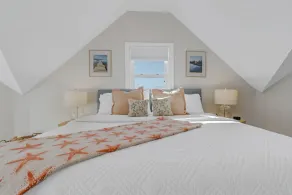 Beacon Bay Getaway: Private pier/large yard/King/Kayaks/SUP - Image 3