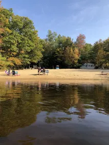 Experience a Lakeside Retro 1950's Mobile Home Getaway - Image 5