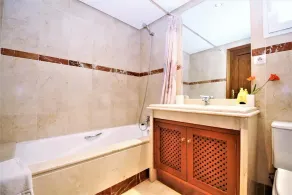 Appartement de deux chambres avec Wifi et clima, Proche de la plage entre Estepona et San Pedro - Image 4