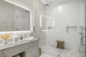 Elegant Renovated Home W Backyard Misters & Pool - Image 3