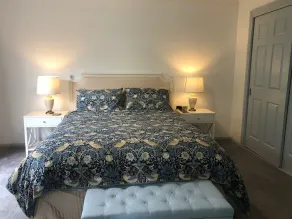 Beautiful Daffodil Suite at Highland Garden Hideaway - Image 5