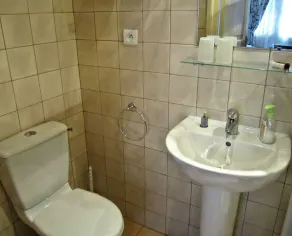 Ground floor garden apartment (+ optional studio), quiet central location - Image 2