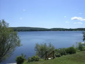 Gemütliches Haus am Seeufer am wunderschönen Crystal Lake, nur wenige Minuten vom Elk Mountain entfernt - Image 2