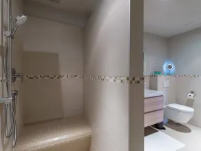 Van's Place, Luxury Apartment - Image 5