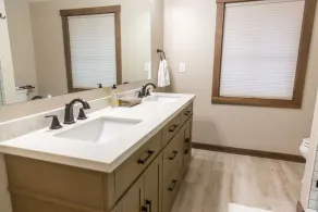 Newly built Mosier Bluff home-3 Bed, 3.5 Bath Spectacular River View and Hot Tub - Image 2