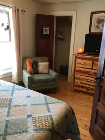 Original cozy farmhouse homestead 2 blocks from the bike path and - Image 4