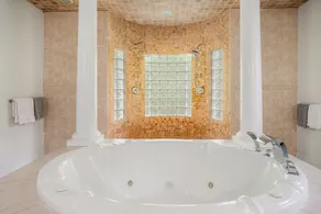 Hampton's Summer Escape, vie nocturne, piscine, spa. - Image 4